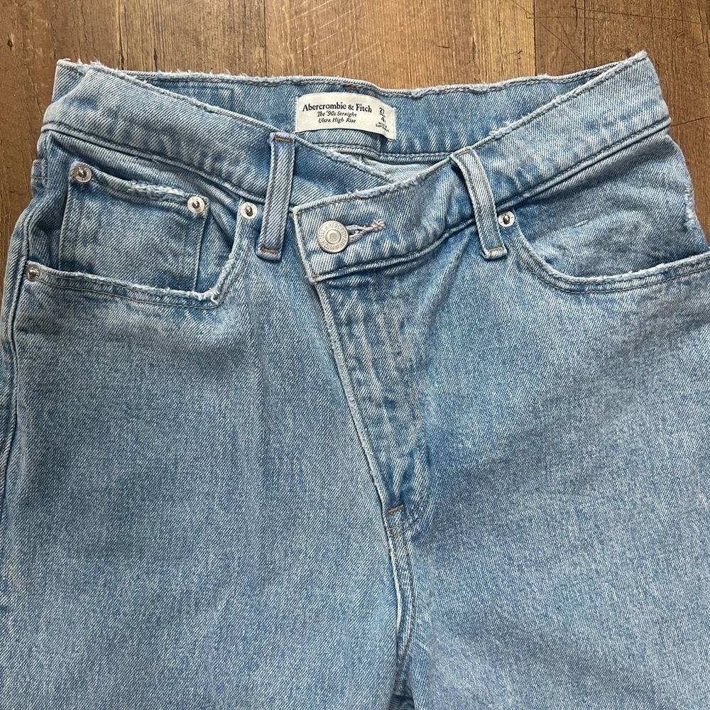 Abercrombie 90s Straight High Rise Crossover Waist Jeans Light Wash Raw Hem 27 - Picture 5 of 13